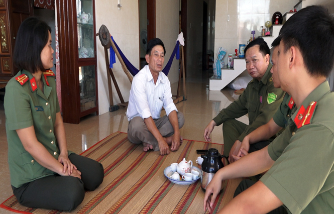Cán bộ, chiến sỹ Đội an ninh Công an huyện Quảng Ninh luôn bám địa bàn cơ sở.