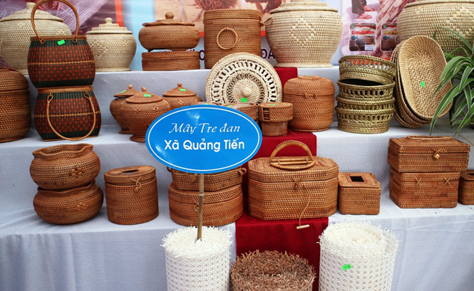 Sản phẩm mây tre đan của xã Quảng Tiến (Quảng Trạch) là một trong những sản phẩm thế mạnh thuộc nhóm đồ lưu niệm-nội thất-trang trí.