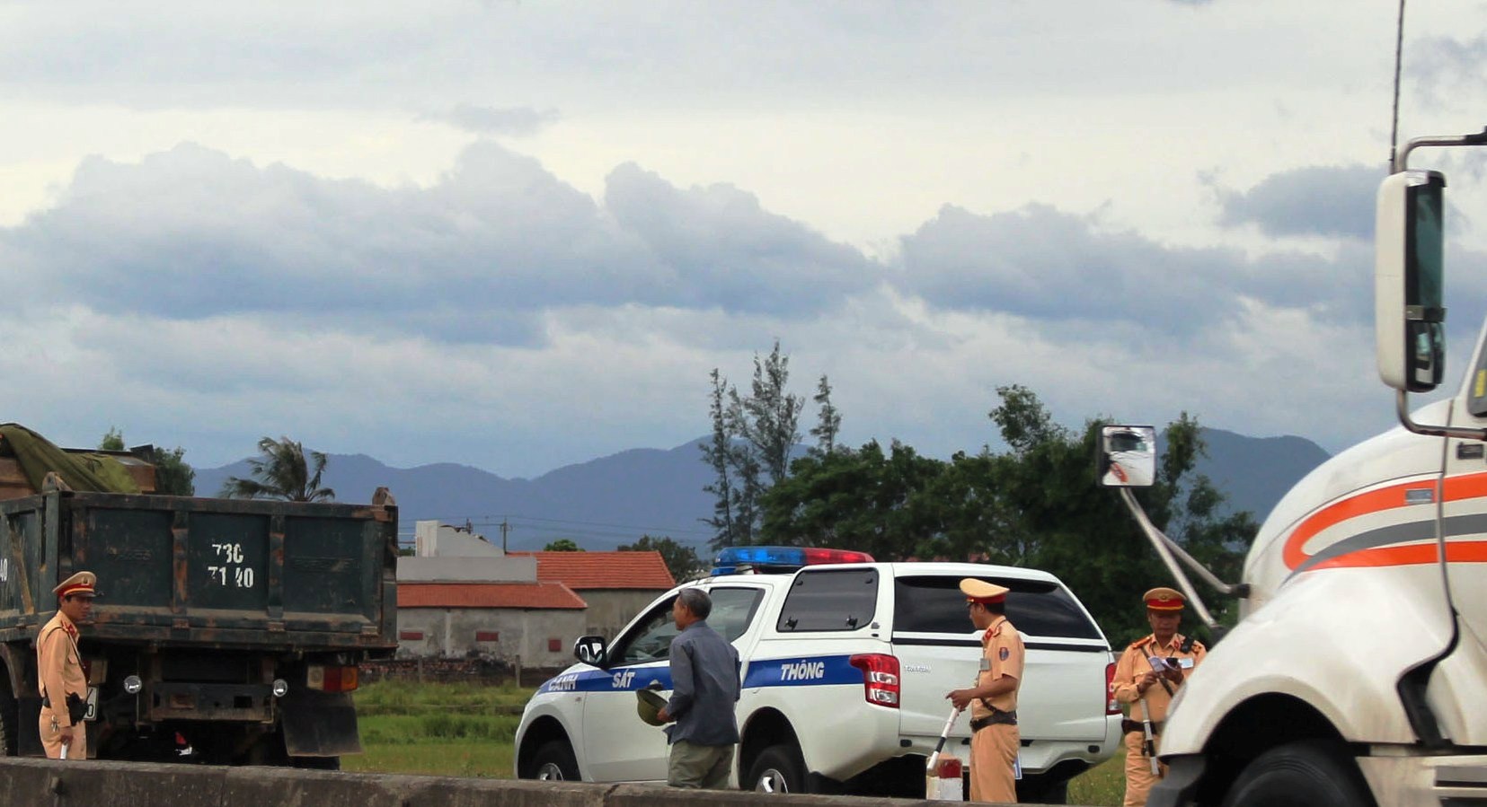  Lực lượng CSGT, Công an tỉnh tuần tra kiểm soát trên tuyến quốc lộ 1A