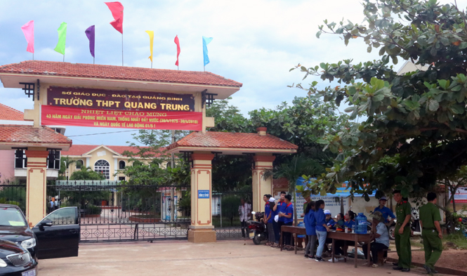 Không khí ngày thi đầu tiên tại Trường THPT Quang Trung.