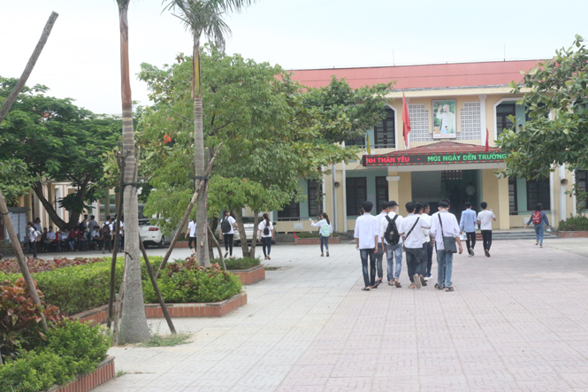 Nhiều thí sinh tại điểm thị trường THPT Ninh Châu, Quảng Ninh đến từ sớm để chuẩn bị tốt nhất cho kỳ thi