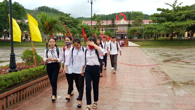 Các thi sinh tại điểm thi Trường THPT Minh Hóa vui vẽ rời phòng thi trong ngày thi đầu tiên
