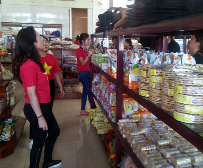Các mặt hàng Việt được nhiều du khách chọn mua tại Trạm dừng nghỉ Việt Dung (xã Quảng Đông, huyện Quảng Trạch).