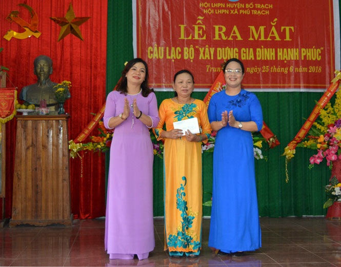 Đại diện lãnh đạo Hội LHPN huyện và Ban Dân số-KHHGĐ huyện trao quà động viên tại lễ ra mắt CLB “Xây dựng gia đình hạnh phúc” của Chi hội phụ nữ thôn Trung Duyệt (xã Phú Trạch)