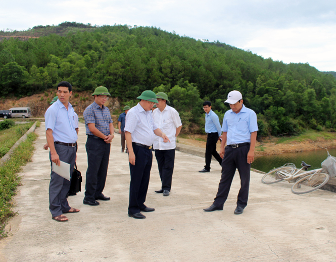 Đồng chí Lê Minh Ngân, Phó Chủ tịch UBND tỉnh cùng đoàn kiểm tra tại đập Mù U (xã Thanh Trạch, huyện Bố Trạch).