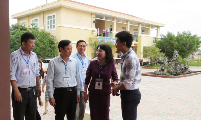 Thứ trưởng Nguyễn Thị Nghĩa cùng đoàn công tác của Bộ GD-ĐT và Ban chỉ đạo thi tỉnh trực tiếp có mặt tại các điểm thi để kiểm tra, chỉ đạo Kỳ thi THPT 2018 tại cụm thi Quảng Bình.
