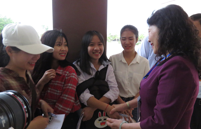 Thứ trưởng Nguyễn Thị Nghĩa động viên thí sinh Quảng Bình tự tin bước vào kỳ thi.