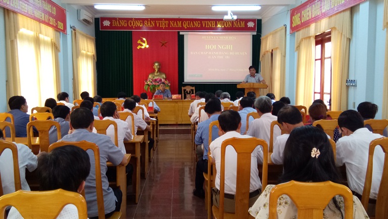 Đồng chí Đoàn Ngọc Lâm, Tỉnh ủy viên, Bí thư Huyện ủy Minh Hóa phát biểu tại hội nghị