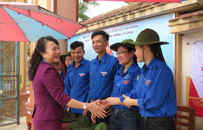 Thứ trưởng Bộ GD-ĐT Nguyễn Thị Nghĩa chia sẻ và cảm ơn lực lượng công an và các tình nguyện viên 