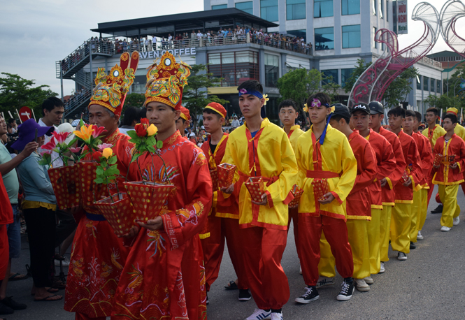 Các hoạt động văn hóa, lễ hội truyền thống trong khuôn khổ Tuần Văn hóa-Du lịch Đồng Hới năm 2018 góp phần thu hút khách du lịch.