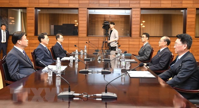 Thứ trưởng Bộ Giao thông Hàn Quốc Kim Jeong-ryeol (thứ 2, trái) và người đồng cấp Triều Tiên Pak Ho-yong (thứ 2, phải) tại cuộc đàm phán về kết nối đường bộ qua biên giới diễn ra ở làng đình chiến Panmunjom ngày 28-6. (Nguồn: Yonhap/TTXVN)