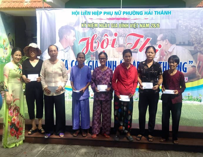 Hội Phụ nữ phường Hải Thành trao quà cho các hộ gia đình có hoàn cảnh khó khăn trên địa bàn.