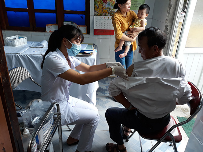  Cán bộ y tế tiêm vắc xin phòng bệnh dại cho người dân 