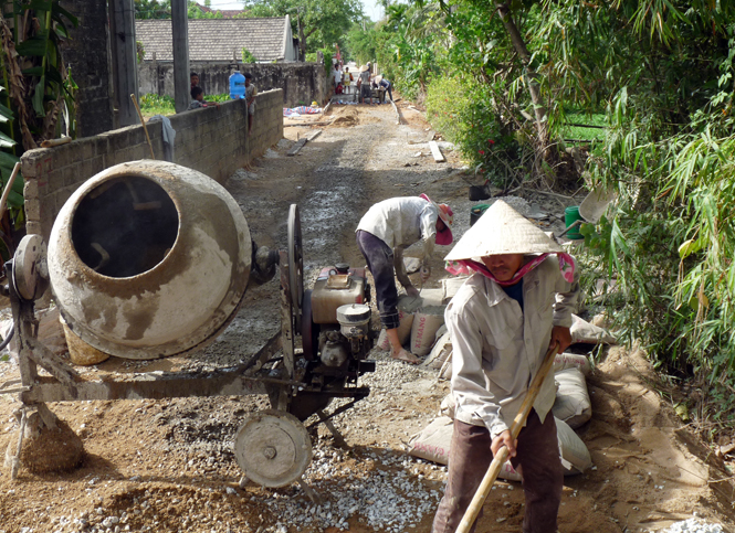 Nhân dân các xã vùng nam thị xã Ba Đồn chú trọng làm đường liên thôn.  