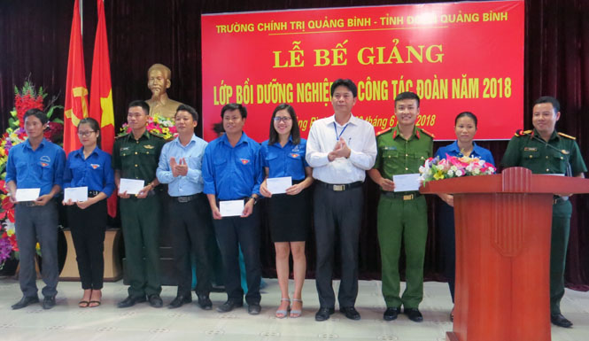 Đại diện lãnh đạo Trường Chính trị tỉnh và Tỉnh Đoàn trao thưởng cho các học viên có thành tích xuất sắc.
