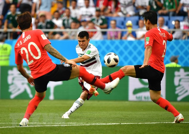 Các cầu thủ Hàn Quốc tranh bóng với cầu thủ Hirving Lozano (giữa) đội tuyển Mexico trong trận đấu bảng F diễn ra ở Rostov-on-Don, Nga ngày 23-6. (Nguồn: THX/TTXVN)
