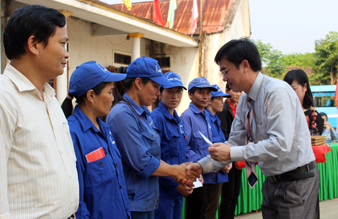 Đồng chí Nguyễn Lương Bình, Tỉnh ủy viên, Chủ tịch LĐLĐ tỉnh thăm, tặng quà cho người lao động nhân “Tháng Công nhân”. 
