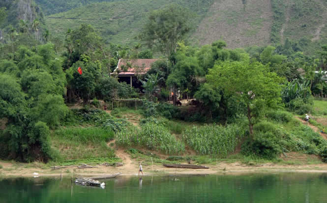 Cuộc sống của nhiều hộ dân Thạch Hóa dọc hai bên bờ sông Gianh đang bị đe dọa vì sạt lở, đặc biệt là khi mùa mưa lũ đến.