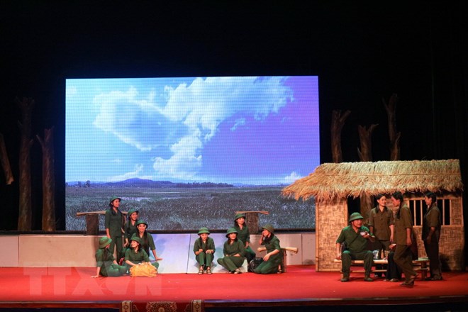 Công diễn vở kịch về những cô gái hy sinh ở Ngã ba Đồng Lộc