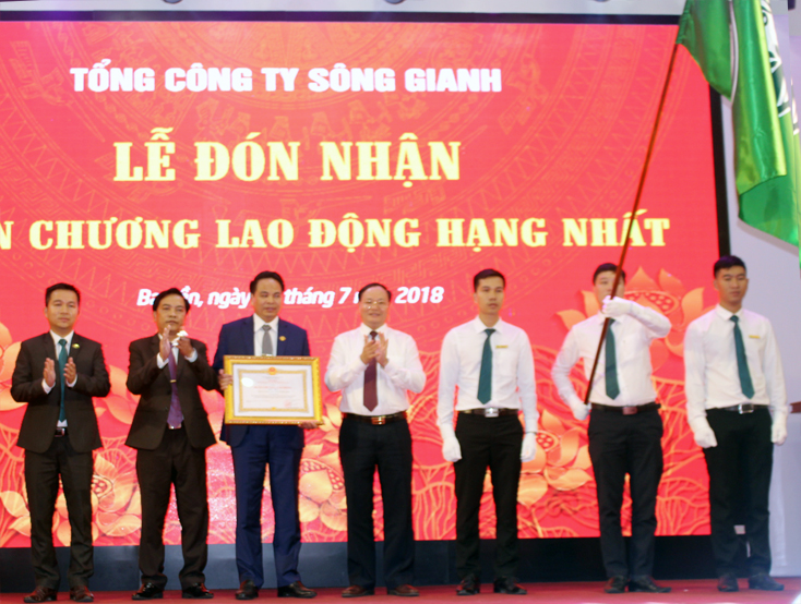 Tổng công ty Sông Gianh đón nhận Huân chương Lao động hạng Nhất