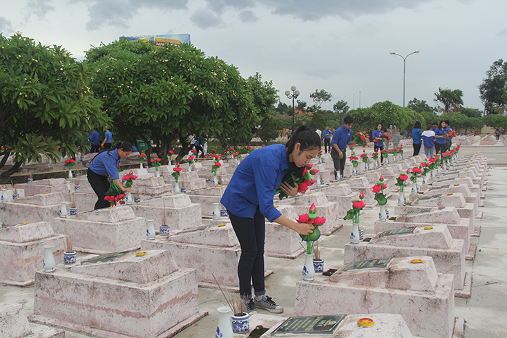 Dâng bình hoa lên phần mộ các liệt sĩ