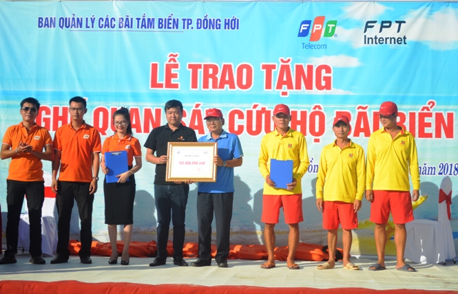 FPT Telecom trao tặng 10 bộ ghế quan sát cứu hộ bãi biển cho BQL các bãi tắm biển TP Đồng Hới