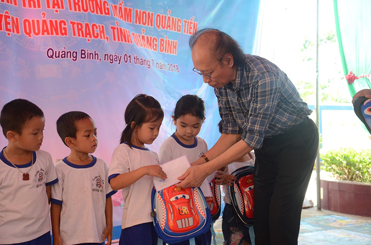 Nhà báo Phạm Huy Hoàn trao học bổng cho các cháu Trường Mầm non Quảng Tiến