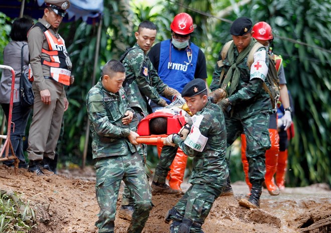 Lực lượng cứu hộ làm nhiệm vụ tại khu vực hang động Tham Luang ở Chiang Rai, Thai Lan ngày 30-6. (Nguồn: EFE-EPA/ TTXVN)