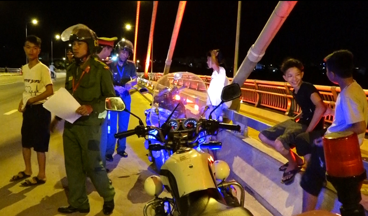  Lực lượng Cảnh sát quản lý hành chính về trật tự xã hội Công an tỉnh tuyên truyền, nhắc nhở người dân không dừng, đỗ phương tiện giao thông trên cầu .