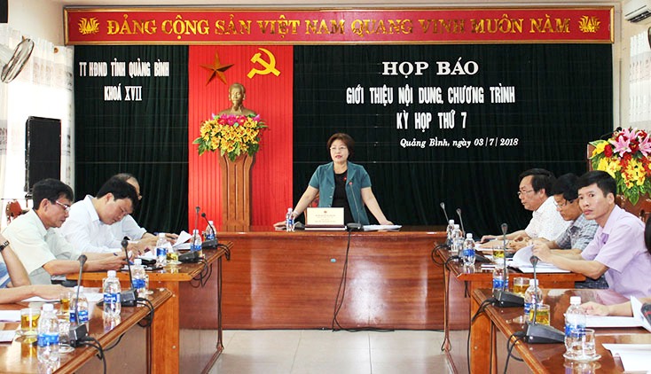 Đồng chí Phó Chủ tịch Thường trực HĐND tỉnh Nguyễn Thị Thanh Hương phát biểu tại buổi họp báo