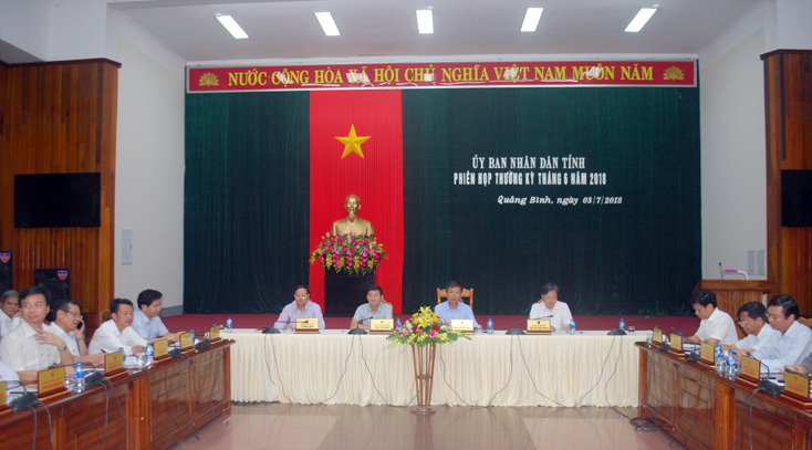 Đồng chí Nguyễn Hữu Hoài, Chủ tịch UBND tỉnh cùng các đồng chí Phó Chủ tịch UBND tỉnh chủ tọa phiên họp.