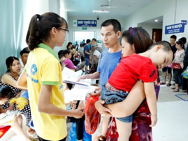 Bệnh viện Nhi Trung ương tiếp nhận rất đông số trẻ nhập viện điều trị trong những ngày nắng nóng. (Ảnh: Dương Ngọc/TTXVN)