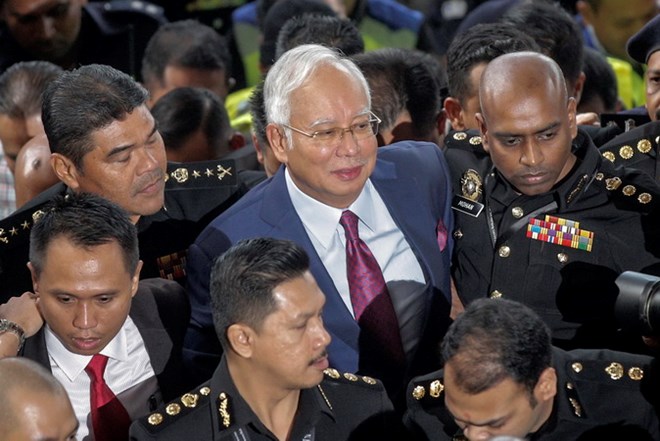 Cựu Thủ tướng Malaysia Najib Razak (giữa) tới Tòa thượng thẩm Kuala Lumpur ngày 4-7. (Nguồn: EPA/ TTXVN)