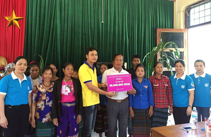 Hội LHPN huyện Bố Trạch trao tặng quà cho các hội viên có hoàn cảnh khó khăn tại xã Thượng Trạch (Bố Trạch).