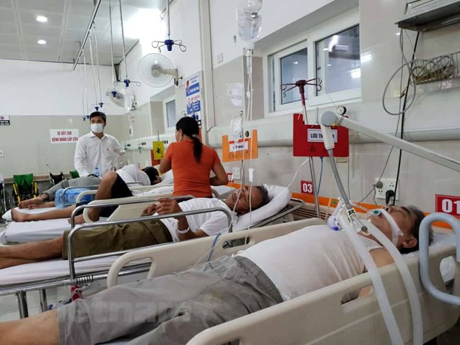 Nhiều bệnh nhân được đưa vào cấp cứu tại Bệnh viện Bạch Mai trong ngày 4-7. (Ảnh: T.G/Vietnam+)