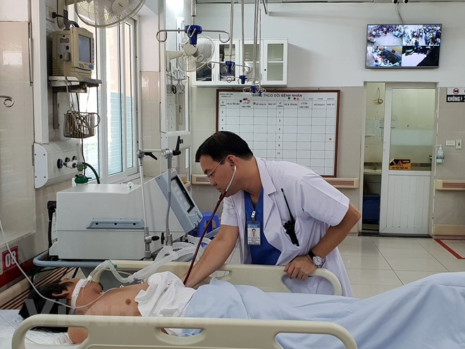 Bệnh nhân bị say nắng trong tình trạng hôn mê tại Bệnh viện Bạch Mai. (Ảnh: T.G/Vietnam+)