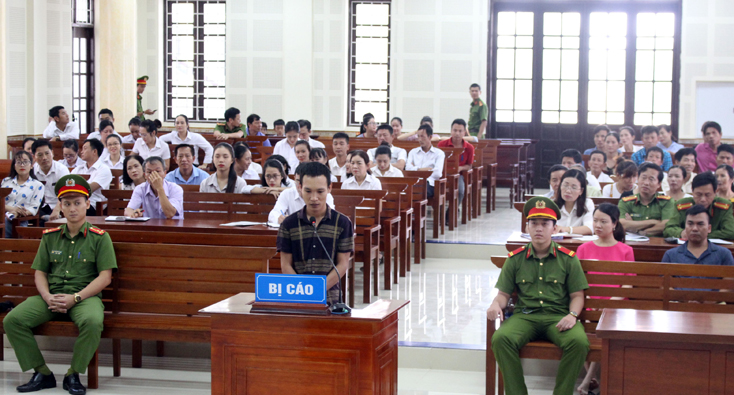 Bị cáo Nguyễn Mạnh Hùng tại phiên tòa.
