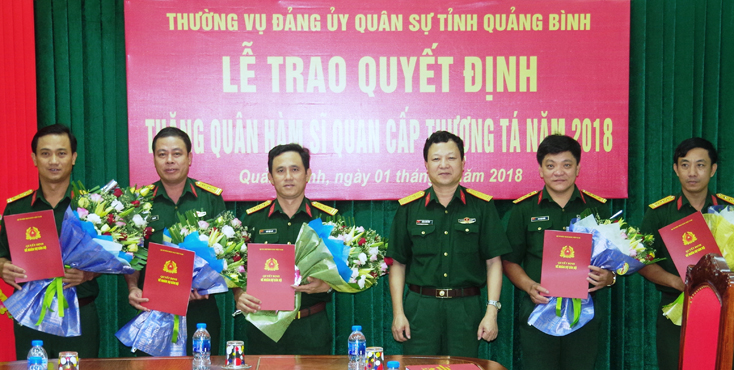 Chính ủy Bộ CHQS tỉnh Hoàng Xuân Vĩnh trao quân hàm cấp thượng tá cho 5 sỹ quan quân đội.