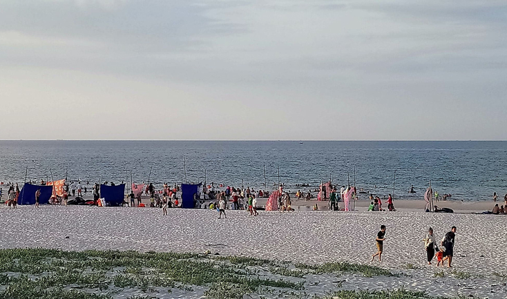 Bãi biển xã Ngư Thủy Bắc thu hút ngày càng nhiều du khách.