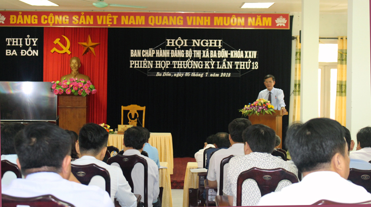 Đồng chí Trần Thắng, Bí thư Thị uỷ Ba Đồn phát biểu kết luận hội nghị.