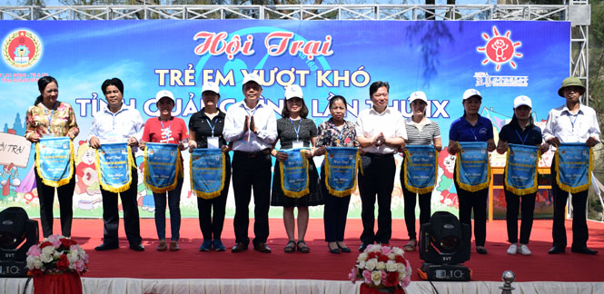 Đồng chí Nguyễn Tiến Hoàng trao cơ lưu niệm cho các đơn vị, địa phương tham gia “Hội trại trẻ em vượt khó tỉnh Quảng Bình” năm 2018