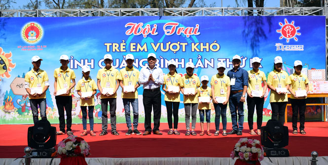 Trao thưởng cho các học sinh đạt giải cấp tỉnh tại “Hội trại trẻ em vượt khó tỉnh Quảng Bình” lần thứ 9.
