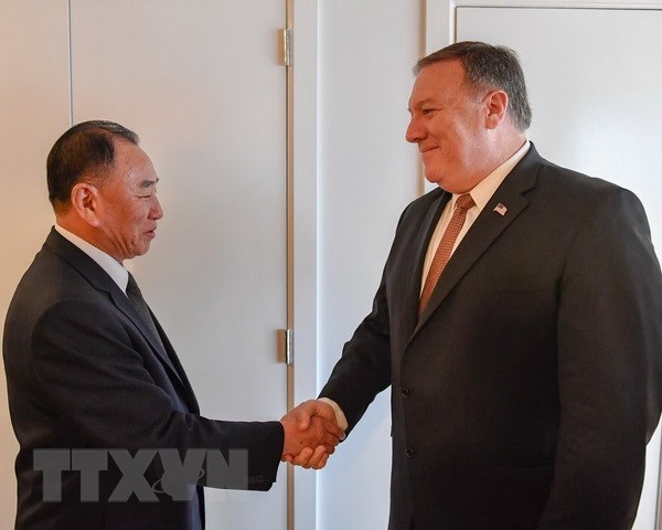 Ngoại trưởng Mỹ Mike Pompeo (phải) và Phó Chủ tịch Ủy ban Trung ương Đảng Lao động Triều Tiên Kim Yong-chol (trái) trong cuộc gặp tại New York , Mỹ ngày 31/5. (Nguồn: YONHAP/TTXVN)