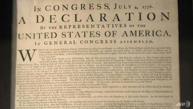  Bản sao Bản Tuyên ngôn Độc lập Mỹ từ năm 1776 được trưng bày tại Philadelphia. (Ảnh: AFP)