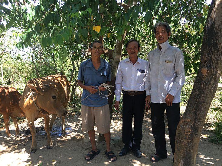 Trao tặng bò cho hộ gia đình ông Nguyễn Doãn Phúc, thôn Hà Nam, xã Nam Hóa, huyện Tyên Hóa.