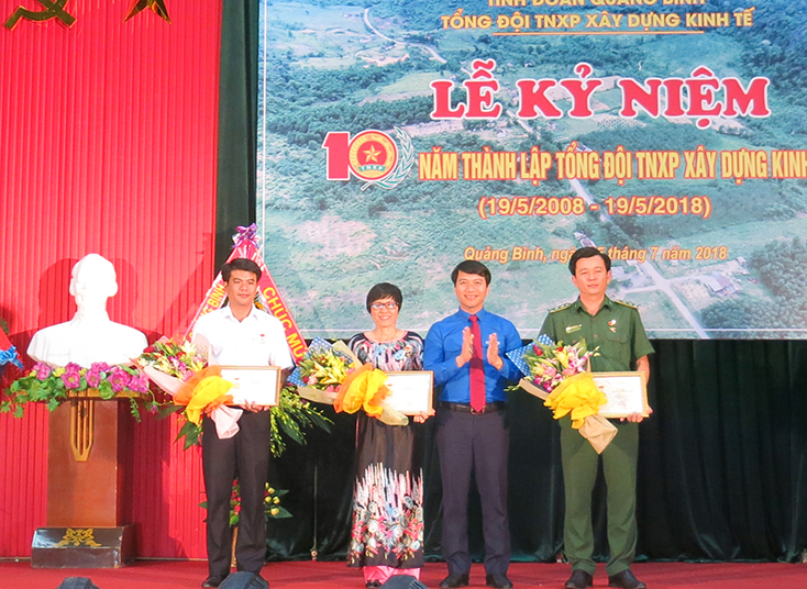 Đồng chí Nguyễn Ngọc Lương, Bí thư Ban chấp hành Trung ương Đoàn trao kỷ niệm chương “Vì thế hệ trẻ” cho các cá nhân có nhiều đóng góp cho phong trào thanh niên phát triển kinh tế, lập thân lập nghiệp