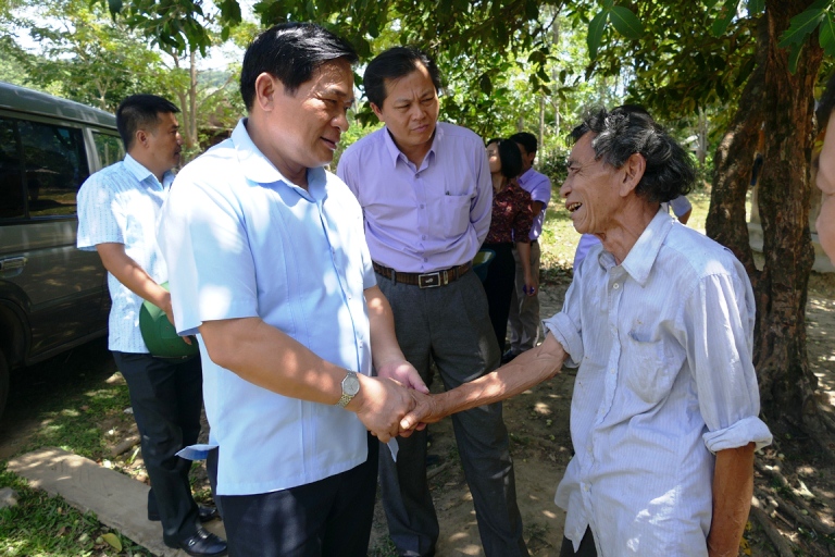 Đồng chí Hà Ngọc Chiến, Ủy viên Trung ương Đảng, Chủ tịch Hội đồng Dân tộc của Quốc hội thăm hỏi động viên người dân tộc Chứt ở xã Hóa Sơn.