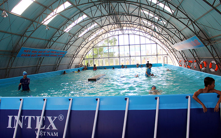 Khu bể bơi hiện đại tại Trường tiểu học số 2 Bảo Ninh.