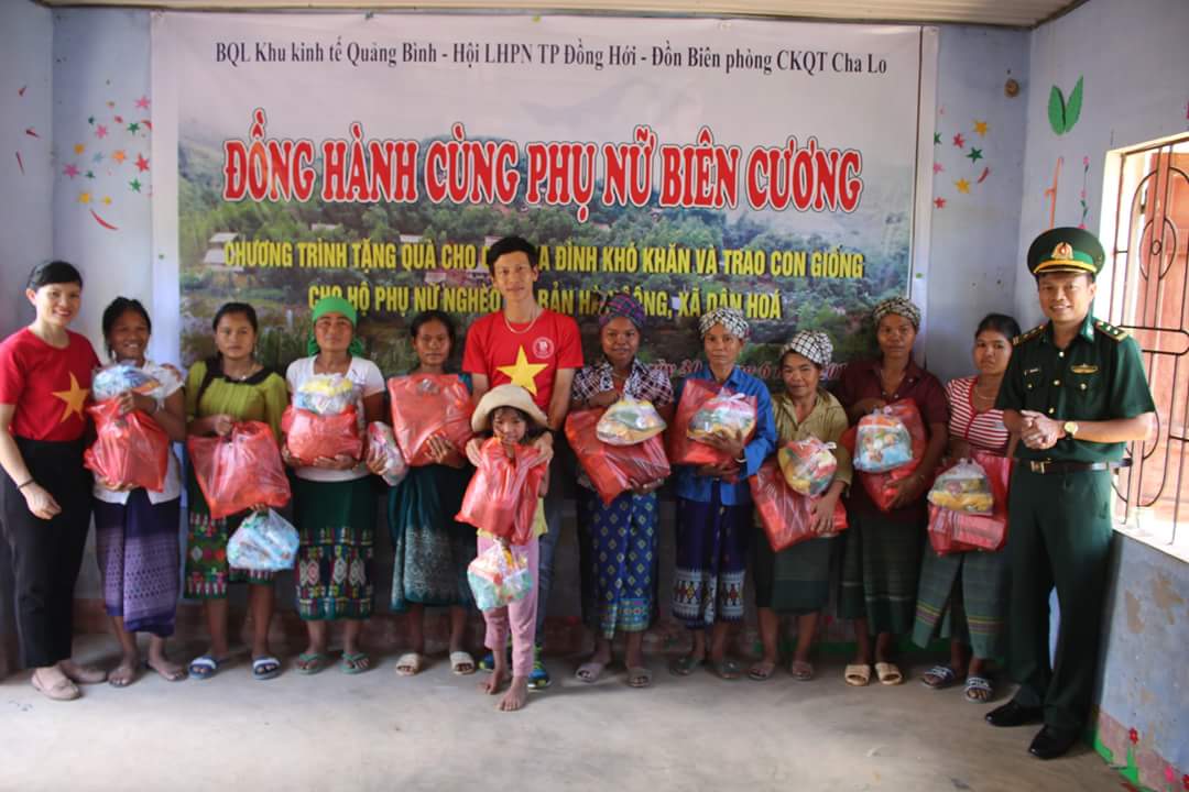 Đại diện Hội LHPN TP. Đồng Hới và Đồn Biên phòng CKQT Cha Lo trao quà cho hội viên phụ nữ và trẻ em trên địa bàn xã Dân Hoá (Minh Hoá).