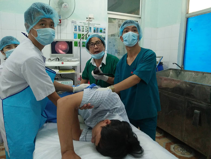 Bác sỹ CK2 Trần Như Nguyên Phương - Trưởng khoa Nội soi - Bệnh viện Trung ương Huế đang cùng thực hiện nội soi đại tràng cho các bệnh nhân.        